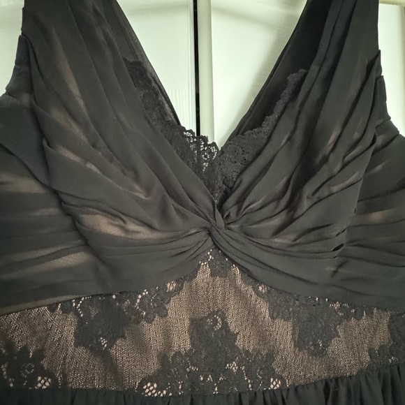 Gorgeous night gown - like new - elegant - size 8 - Picture 3 of 8